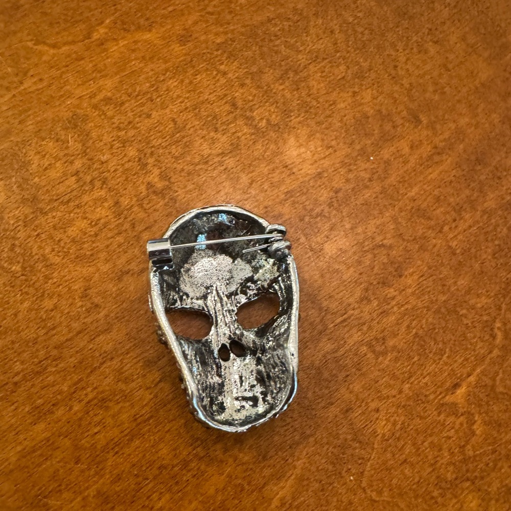 Crystal Skull Brooch j-125 - Picture 2 of 3